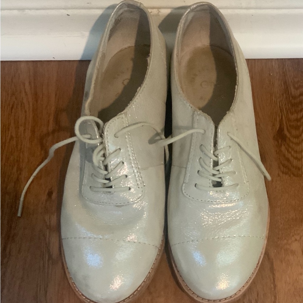 Taupe lace up Oxford with gold shimmer